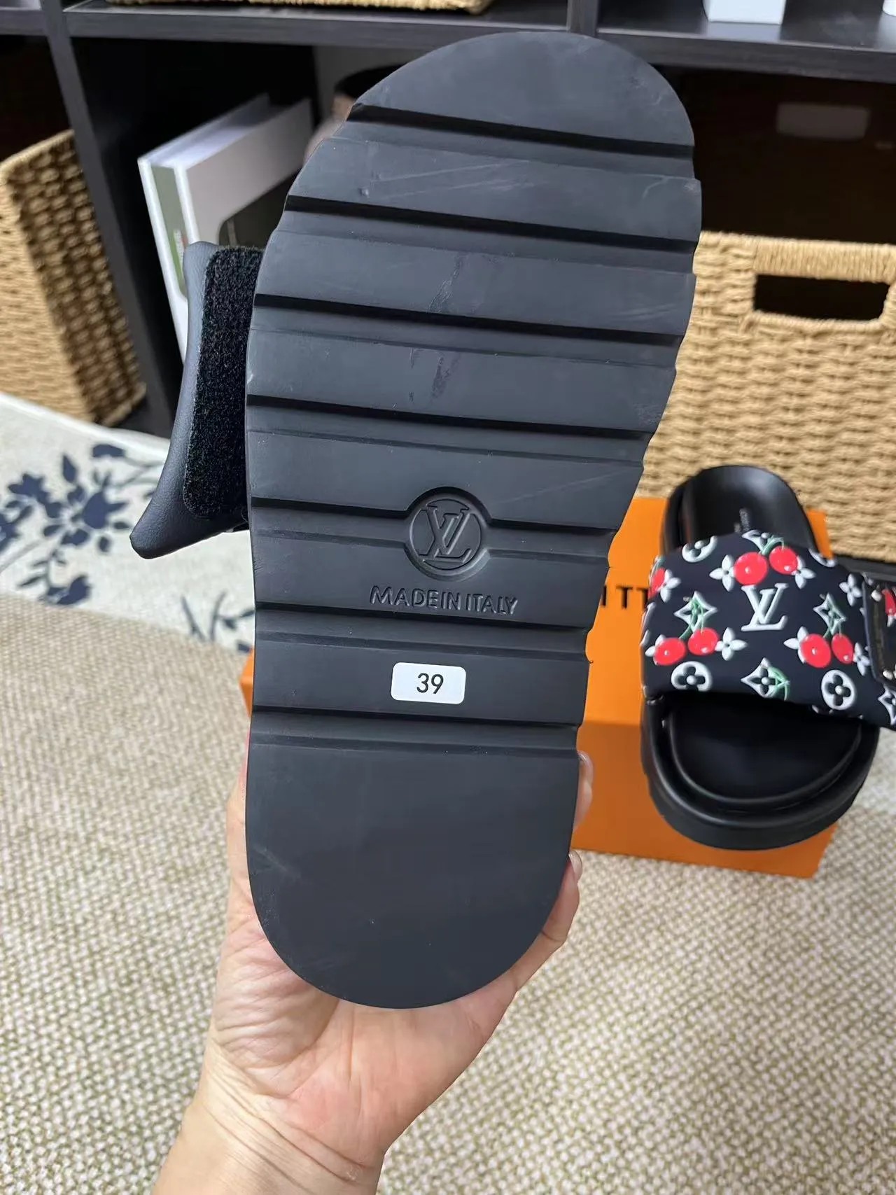 P340 yuan LV Louis Vuitton Full of high-end feel! A popular model among bloggers at home and abroad, it’s retro and fashionable, and looks stunning on your feet! Mainly recommended model on the official website★ ━━━━━ ЅᏇєєt ━━━━━ ▪️Upper: original calfskin ➕5D printing process ▪️Inner: imported mixed sheepskin ▪️Outsole: original molded foam outsole ▪️Size: Female 35-40 Men's 39-44 (women's 41 men's 45)